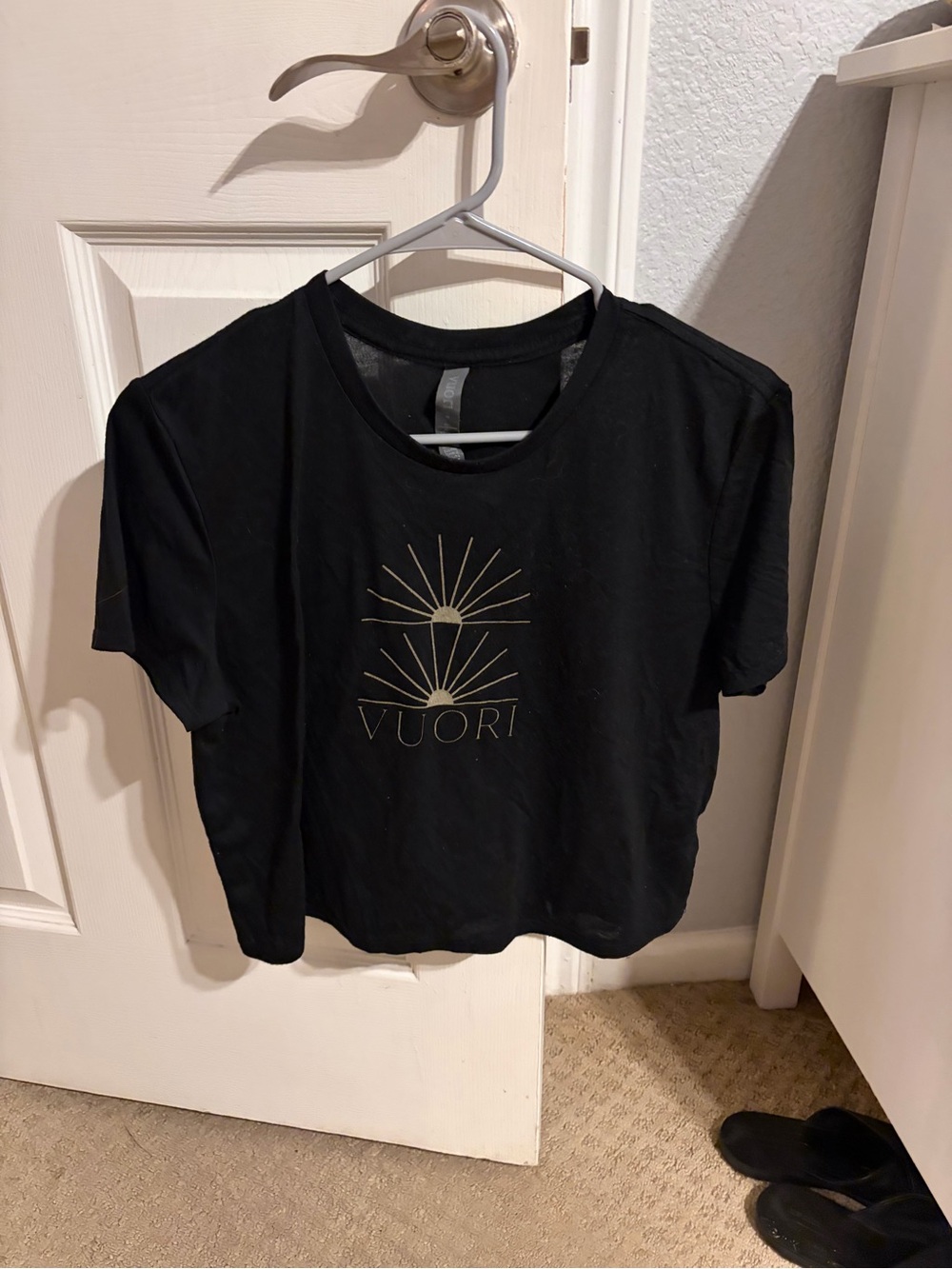 Vuori Black Graphic Tee - Flowy Crop